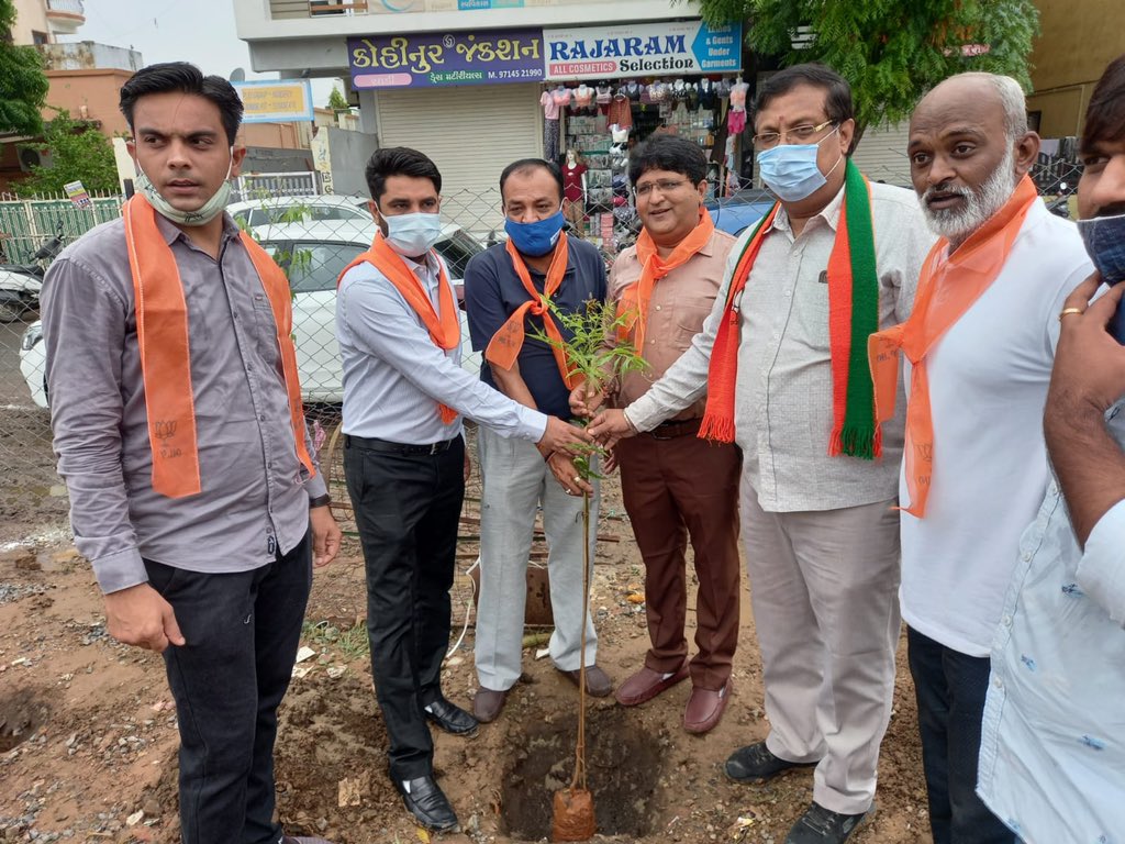 vinaydesaibjp's tweet photo. સાબરમતી વિધાનસભાના રાણીપ વોર્ડમાં આયોજિત વૃક્ષારોપણ કાર્યક્રમમાં ઉપસ્થિત રહી વૃક્ષારોપણ કર્યું.આ કાર્યક્રમમાં શહેર ભાજપ મહામંત્રી શ્રી જીતુભાઇ પટેલ,ધારાસભ્યશ્રી @iArvindpatelBJP,યુવા મોરચાના પૂર્વ પ્રમુખ અને પ્રદેશ રમત-ગમત સેલના કન્વીનર શ્રી @iManishPatelBJP, (1/3)
#BJYMKarnavati https://t.co/PRoFuKHgsg