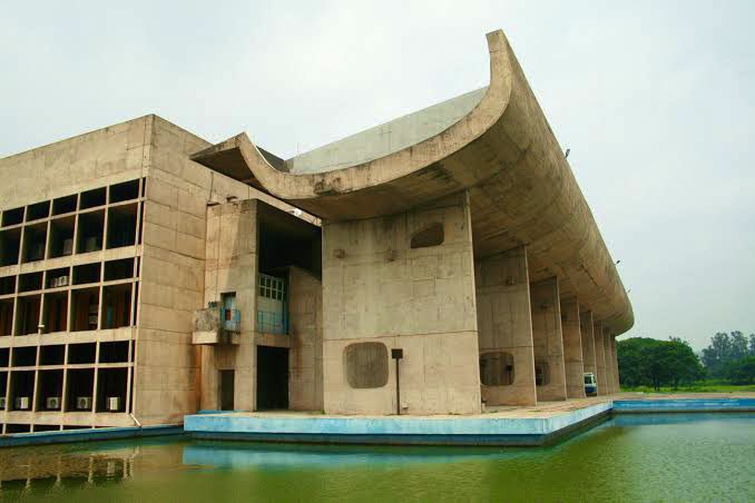 WalterJLindner's tweet photo. Chandigarh, joint capital of Punjab &amp; Haryana, also the first planned city of independent IND, envisaged 1950 by Fr-Swiss architect Le Corbusier as people-oriented city of sweeping boulevards, lakes, gardens &amp; innovative civic buildings. Here pics of futuristic Capital Complex https://t.co/c49SS5vtkM