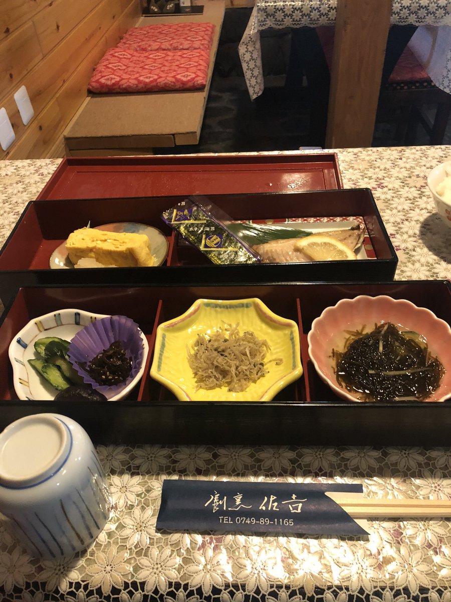 MASUNAG19306206's tweet photo. @0119Yasuko ここはとにかく料理が抜群です。
箱入りなのは朝食です。
刺身の右は、イワトコナマズという琵琶湖固有種 https://t.co/V7Ag5C24JH