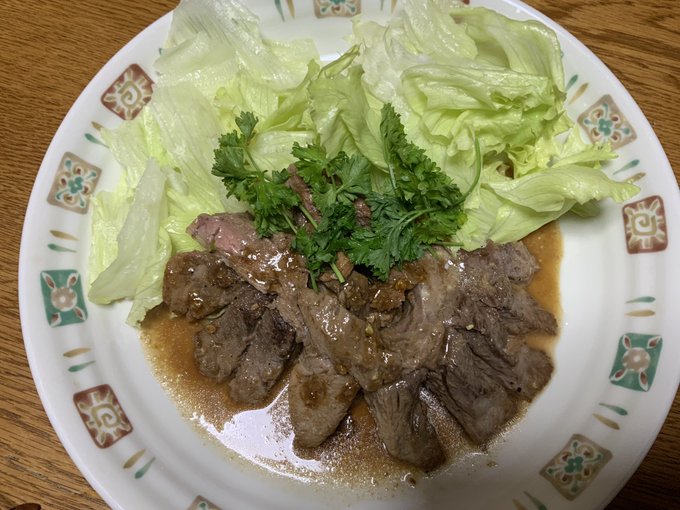 今日の夕飯は本鮪の頬肉のステーキとズッキーニのチーズ焼きです! 