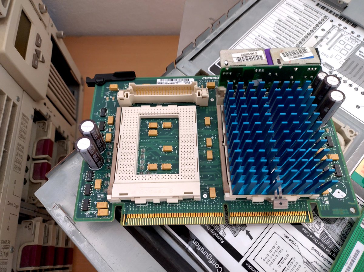 fang_cz's tweet photo. Oh yes!

#socket8 #compaq #proliant #server #old  #junk https://t.co/DLvFMNafWw