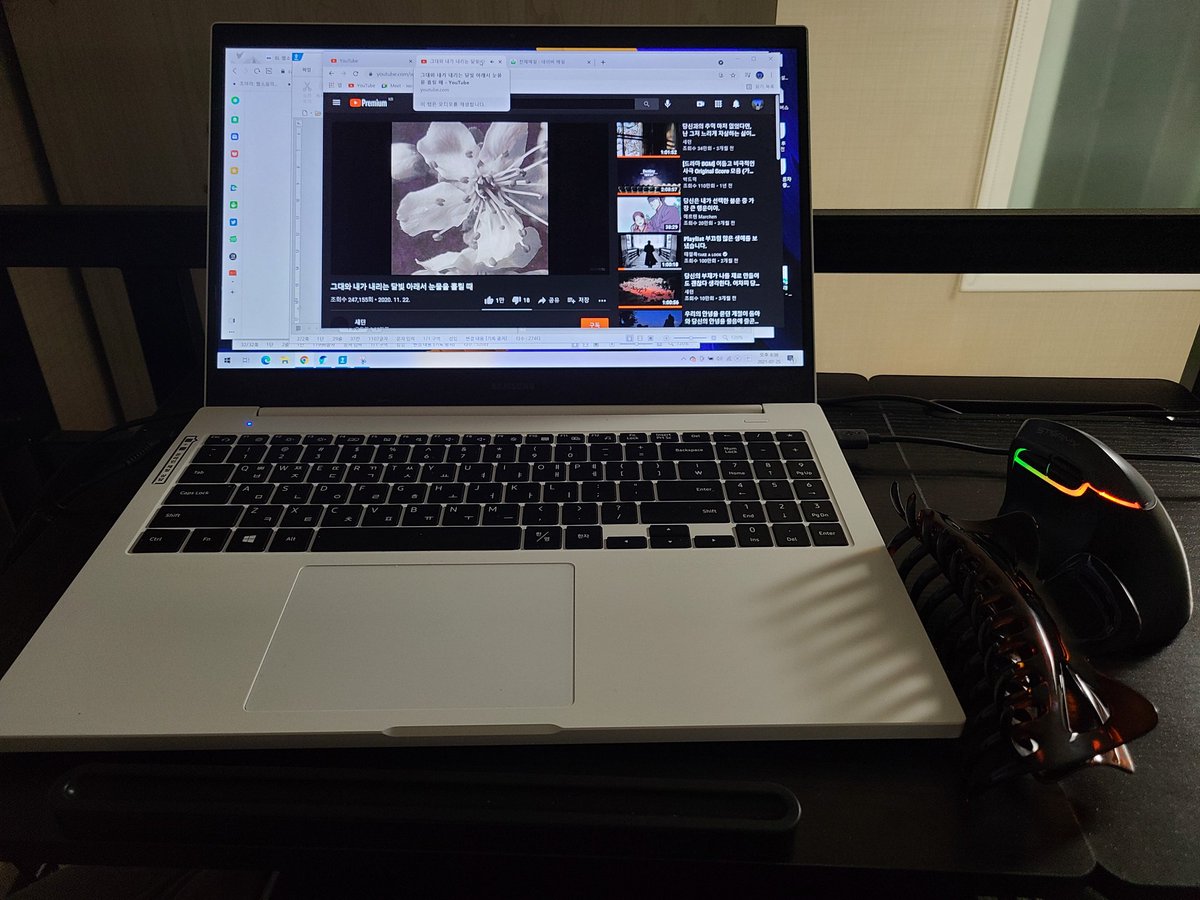 이쯤되면 2층침대에서 안내려와도 작업 가능