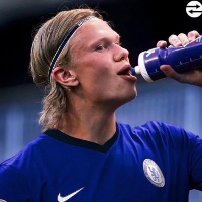 MaxwellGichuki1's tweet photo. @ChelseaFC @nglkante Haaland drinking all of England's teams tears as he watches Roman spend big bucks on him https://t.co/tUMs8DvfO0