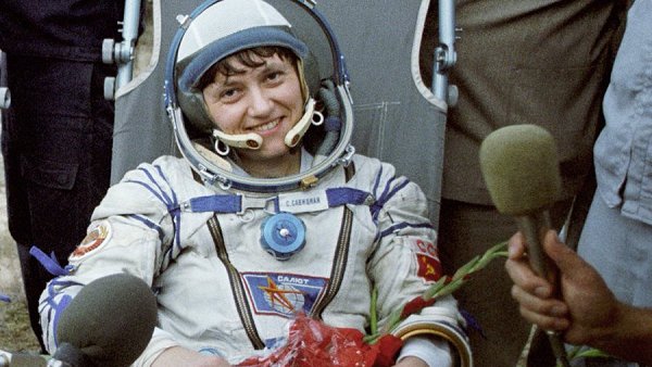 25 июля 1984 первой женщиной, вышедшей в открытый космос, стала летчик-космонавт Светлана Савицкая («Салют-7»)