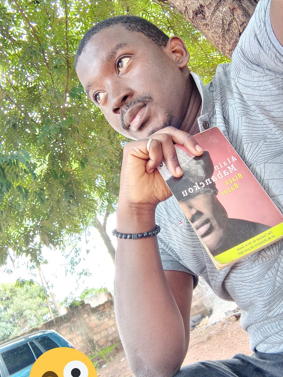 hassanedjelo's tweet photo. D'habitude quand je viens chez le mécano je deviens illico son assistant. Je serre et desserre des écrous...
Ce matin, je suis venu avec #BlackBazar d'@amabanckou. Émerveillé par le sens de l'humour de l'auteur,je m'isole, me marre et dis au mécanicien de prendre tout son temps😜 https://t.co/e1VC4Xu3gG
