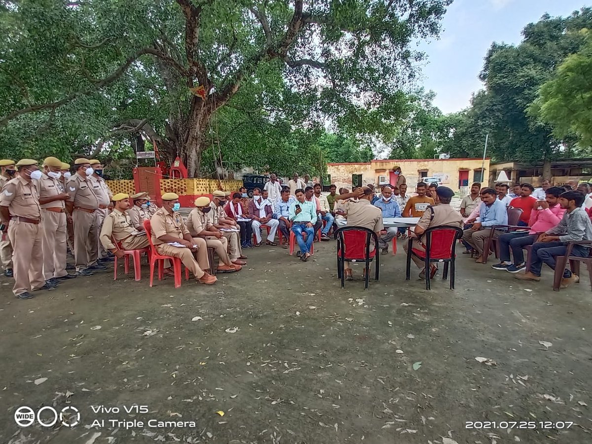 comahsi's tweet photo. Gram pradhan and Beat police officer ki meeting ker Bpo se varta karayi gayi .sabhi nirgat nirdesho se awagat karaya gaya
@adgzonegkr https://t.co/zSgp08ihUQ