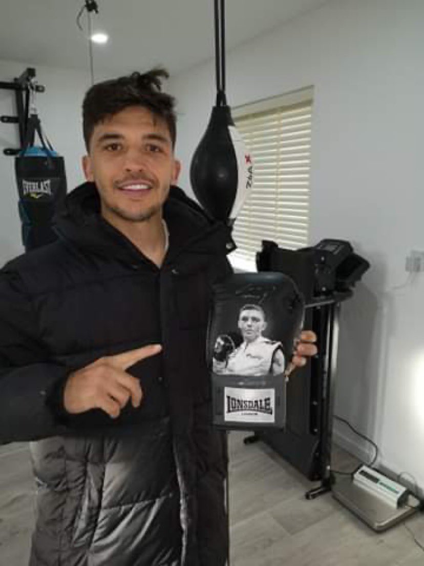 SecondsOutBA's tweet image. Gloves that I’ve recently painted. Great for collecting and signings. Clients worldwide. Can people share please Message me @StGeorgeGroves @ColinMiddlemas @JoshTaylorBoxer @NigelGBenn @MoPrior @leeselby126 @BritBoxingBlog @BoxingMonthlyED @England_Boxing