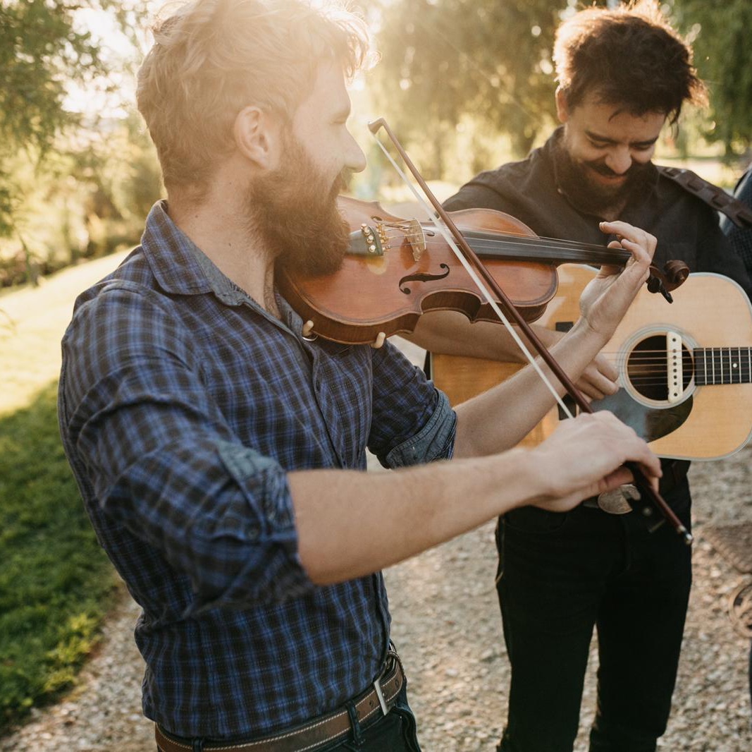 Hoy es el cumple del Maestro Salva. Te tenemos en un altar por tus conocimientos y por las risas que nos regalas.⠀
⠀
📷 <a href="/gloriabyler/">gloria byler</a> (cortesía de Lydia&amp;Victor)⠀
#youngforest #youngforestband #band #music #lookingnorth #indiefolk #fiddle #folk