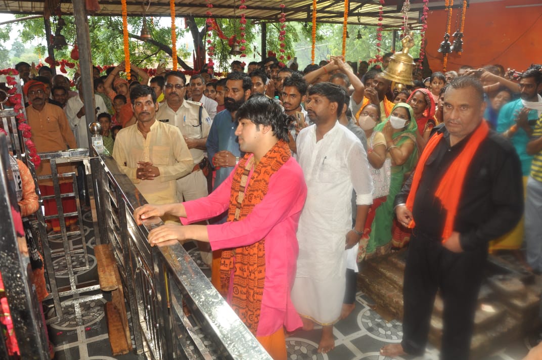 बागेश्वर बालाजी के दर्शन करते हुए पूज्य महाराज श्री