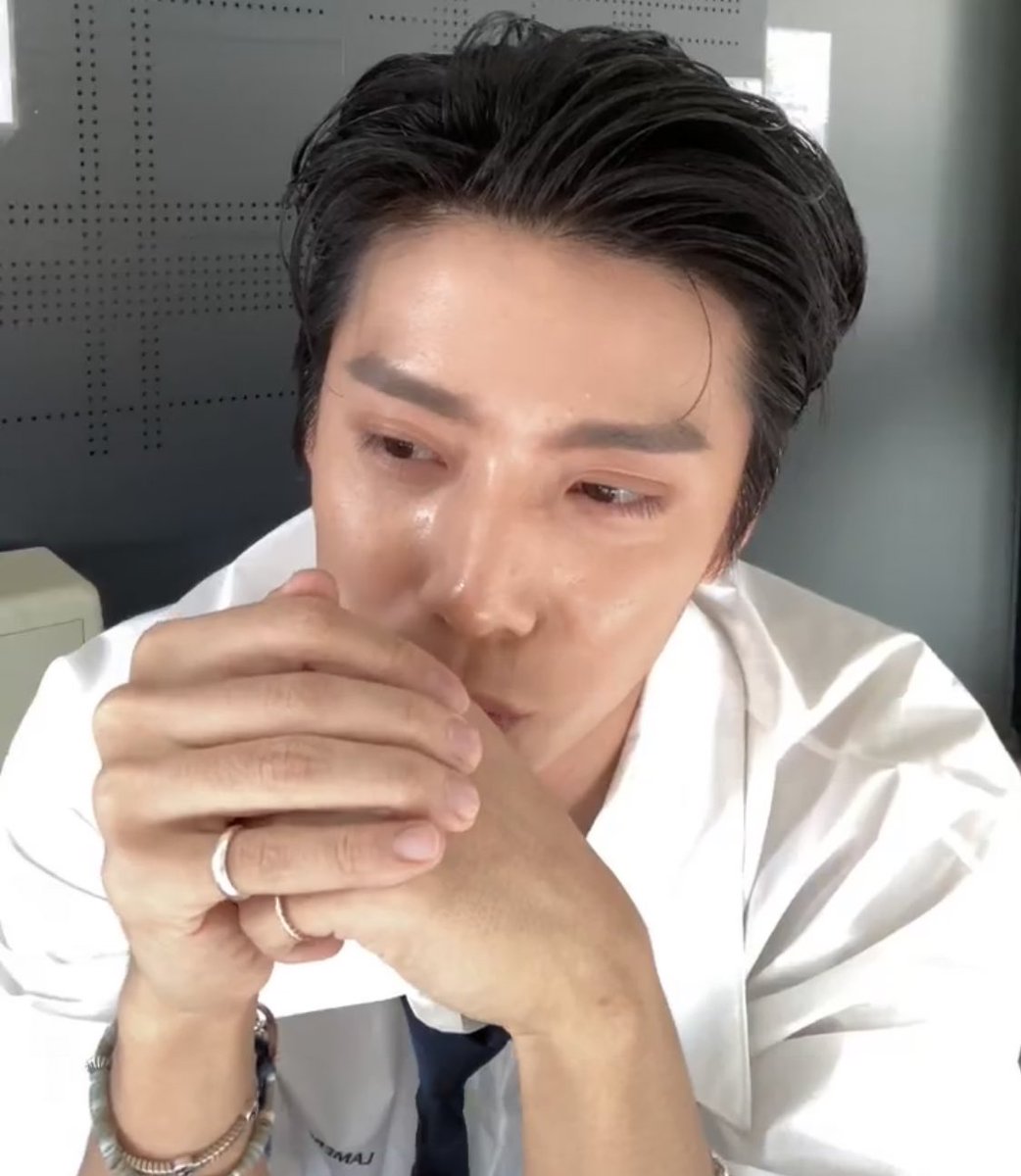 계멋잇아보이는데
수염가리고잇는거임