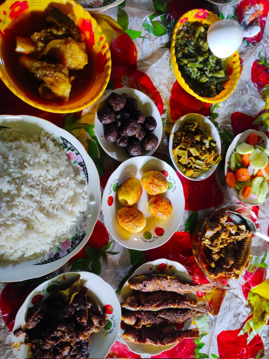 iKabir_Khan's tweet photo. 174. #VillageFood 🍲 #Rice #KumroSaak (Pumpkin Leaf) #Vindi #Fish #Eggs #DuckMeat #Nihari (Beef Paya) #Beef_Fry #Beef_Kofta #Salad #Mangoes - Prepared by Cousin Sister.
Simply Superb!! ❤❤😍😍😋😋
#EidAlAdha #EidMubarak #foodie https://t.co/rFXIGb6B31