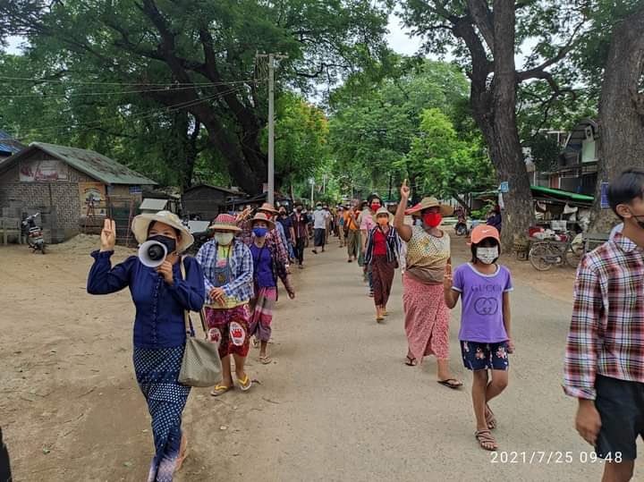 Peoples in #Letpadaungtaung, #Salingyi Township, #Sagaing region staged a Demonstration against the SAC Terrorists and raised three fingers salute. 

#ICRC_SaveMyanmarPrisoners
#July25Coup 
#WhatsHappeningInMyanmar