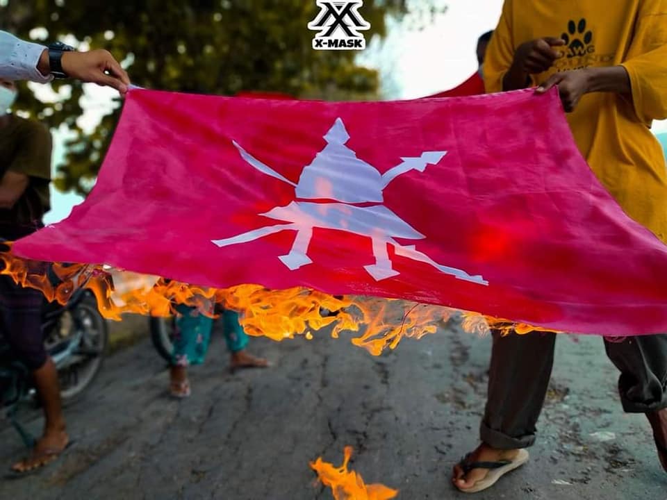 Young protesters in Mya Taung, Mandalay set a military flag alight when they demonstrated against the military regime on Sunday.  
(Photo: CJ)
#WhatsHappeningInMyanmar 
#RejectMilitaryCoup