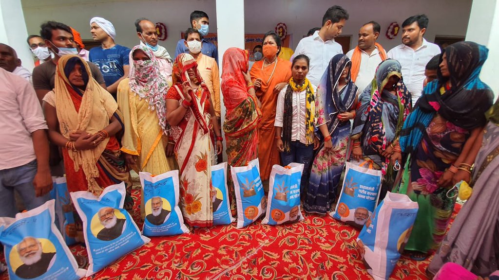 संसदीय क्षेत्र फतेहपुर के औरा निफ्सी कस्बे में प्रधानमंत्री गरीब कल्याण अन्न योजना के अन्तर्गत  पात्र लाभार्थियो निःशुल्क खाद्यान्न व बैग वितरित किया।