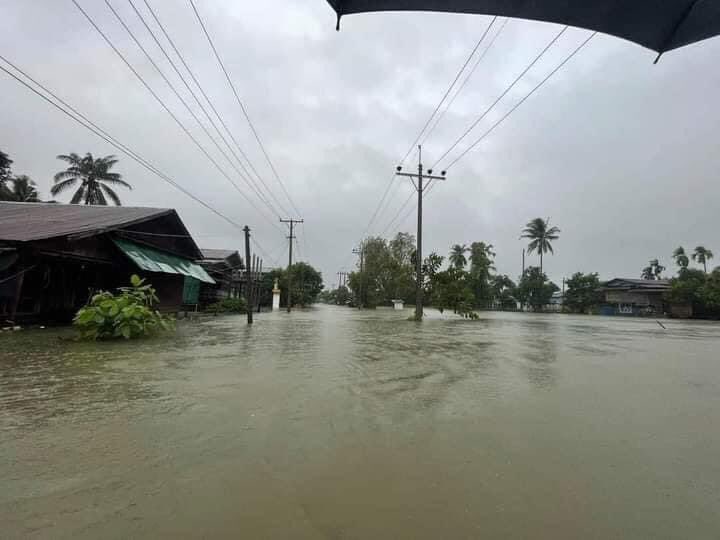 SpringBago's tweet photo. Scenes of Flood in #HanGan village #Yay tsp #MonState due to the Heavy Rain. 

People of Myanmar suffered from Junta brutalities, Bad weather and #MyanmarCovidSOS . 

#HearTheVoiceOfMyanmar
#WhatsHappeningInMyanmar
#July25Coup
#SaveMyanmar https://t.co/ZytLFjAx6g