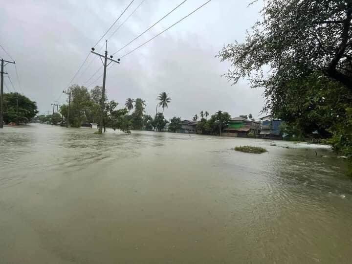 SpringBago's tweet photo. Scenes of Flood in #HanGan village #Yay tsp #MonState due to the Heavy Rain. 

People of Myanmar suffered from Junta brutalities, Bad weather and #MyanmarCovidSOS . 

#HearTheVoiceOfMyanmar
#WhatsHappeningInMyanmar
#July25Coup
#SaveMyanmar https://t.co/ZytLFjAx6g