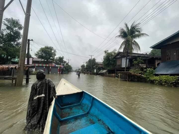 SpringBago's tweet photo. Scenes of Flood in #HanGan village #Yay tsp #MonState due to the Heavy Rain. 

People of Myanmar suffered from Junta brutalities, Bad weather and #MyanmarCovidSOS . 

#HearTheVoiceOfMyanmar
#WhatsHappeningInMyanmar
#July25Coup
#SaveMyanmar https://t.co/ZytLFjAx6g