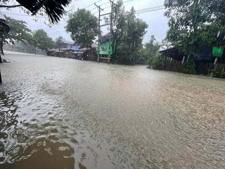 SpringBago's tweet photo. Scenes of Flood in #HanGan village #Yay tsp #MonState due to the Heavy Rain. 

People of Myanmar suffered from Junta brutalities, Bad weather and #MyanmarCovidSOS . 

#HearTheVoiceOfMyanmar
#WhatsHappeningInMyanmar
#July25Coup
#SaveMyanmar https://t.co/ZytLFjAx6g