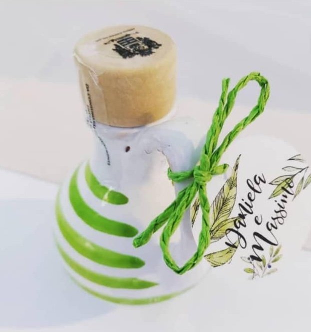 Grazie a Daniela &amp; Massimo per aver scelto un dono prezioso per i propri ospiti nel giorno del loro matrimonio. 
#eternitylove #matrimonio2021 #matrimoniodafavola #matrimonioinpuglia #ceramica #olioextraverginedioliva #olioevo #lacropolidipuglia #lucarella #cultoripertradizione