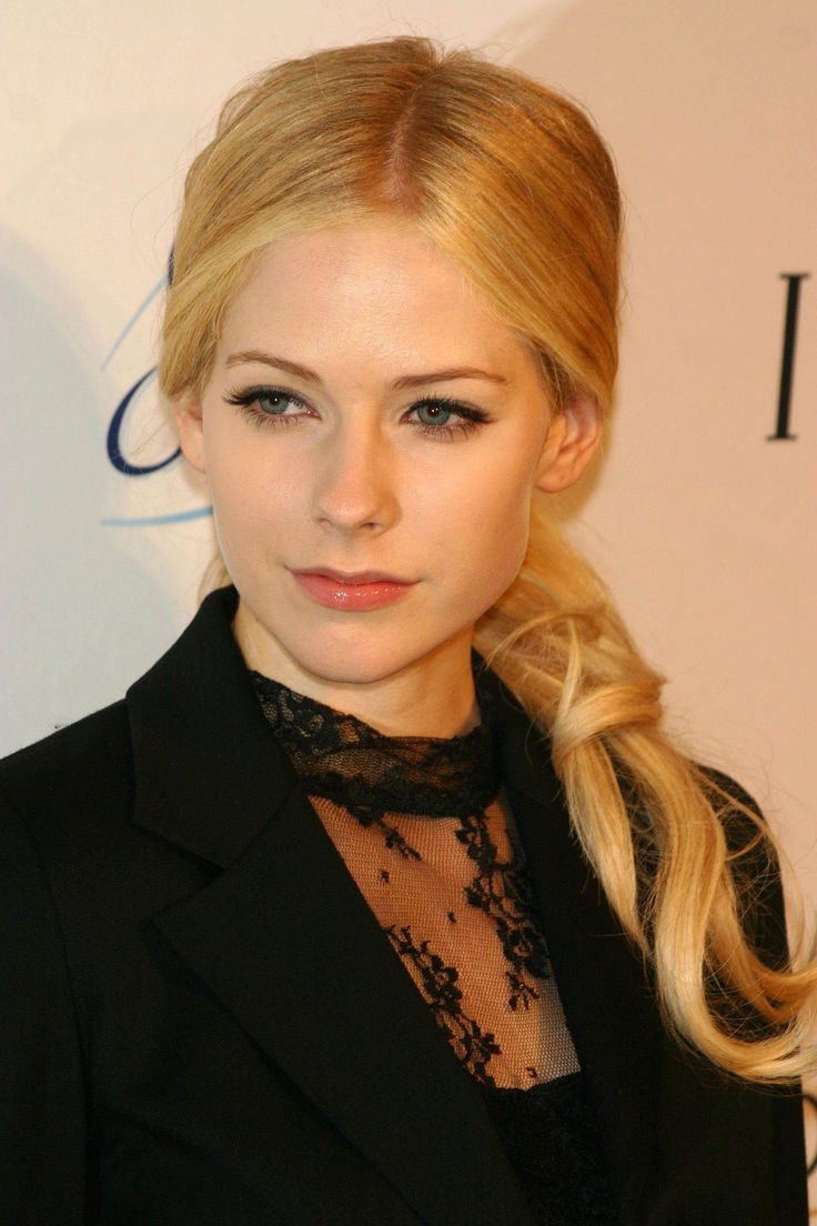 Dany on Twitter "Avril Lavigne is a beauty with or without eyeliner…