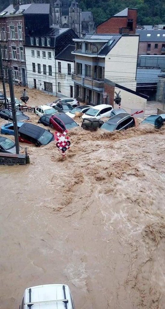 JNibelle's tweet photo. La 2e vague des inondations qui a violemment touché #Dinant et #Namur offre un spectacle désolant. Pensées aux https://t.co/Jb7Vt4FfrW et à ceux et celles qui abattent un boulot de Titan depuis la semaine dernière pour remettre en état les infrastructures et doivent. #inondations https://t.co/MRHEYXORx8