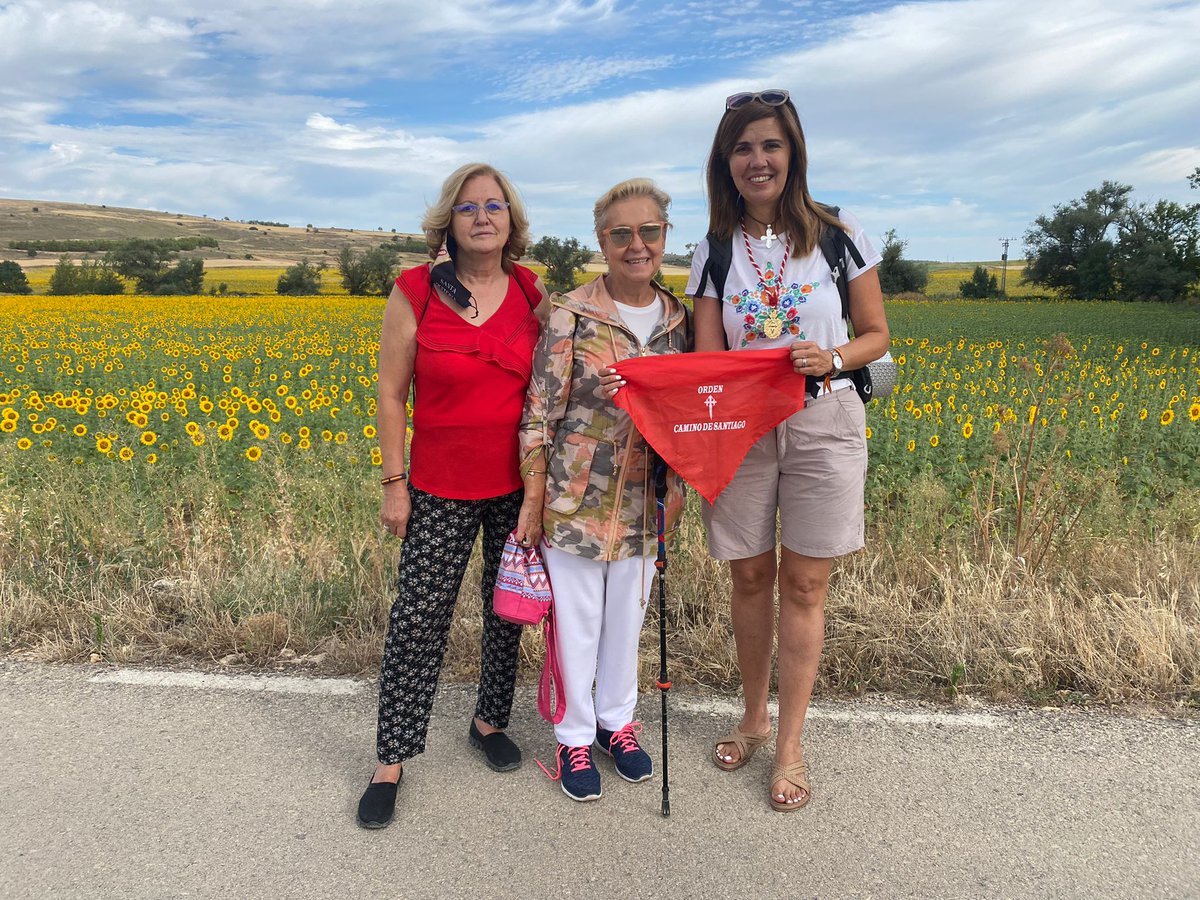 AFAMMERmujer's tweet photo. Esta mañana nuestra presidenta nacional @QuintanillaCarm ha acompañado a @neoruralidad y a más de una treintena de personas en la última etapa del camino de Uclés. Un espectáculo de emociones y paisajes que será el inicio de una iniciativa que da vida a nuestros pueblos. https://t.co/kCgwdmUc42