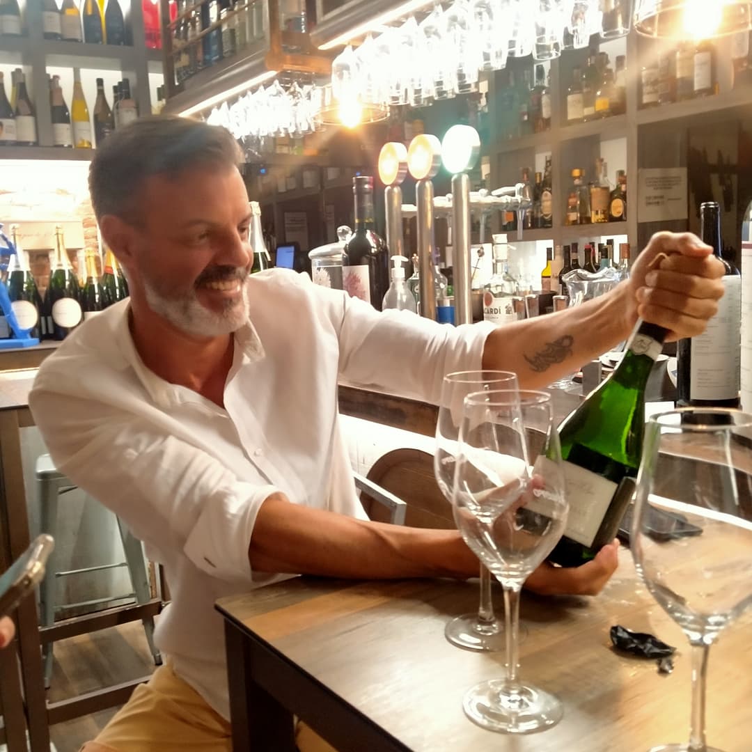 GSila99's tweet photo. Ratitos de sábado noche y burbujas. Fin de la semana. Partido y strike 🥂#distintotaberna https://t.co/EwA8G5EDbU