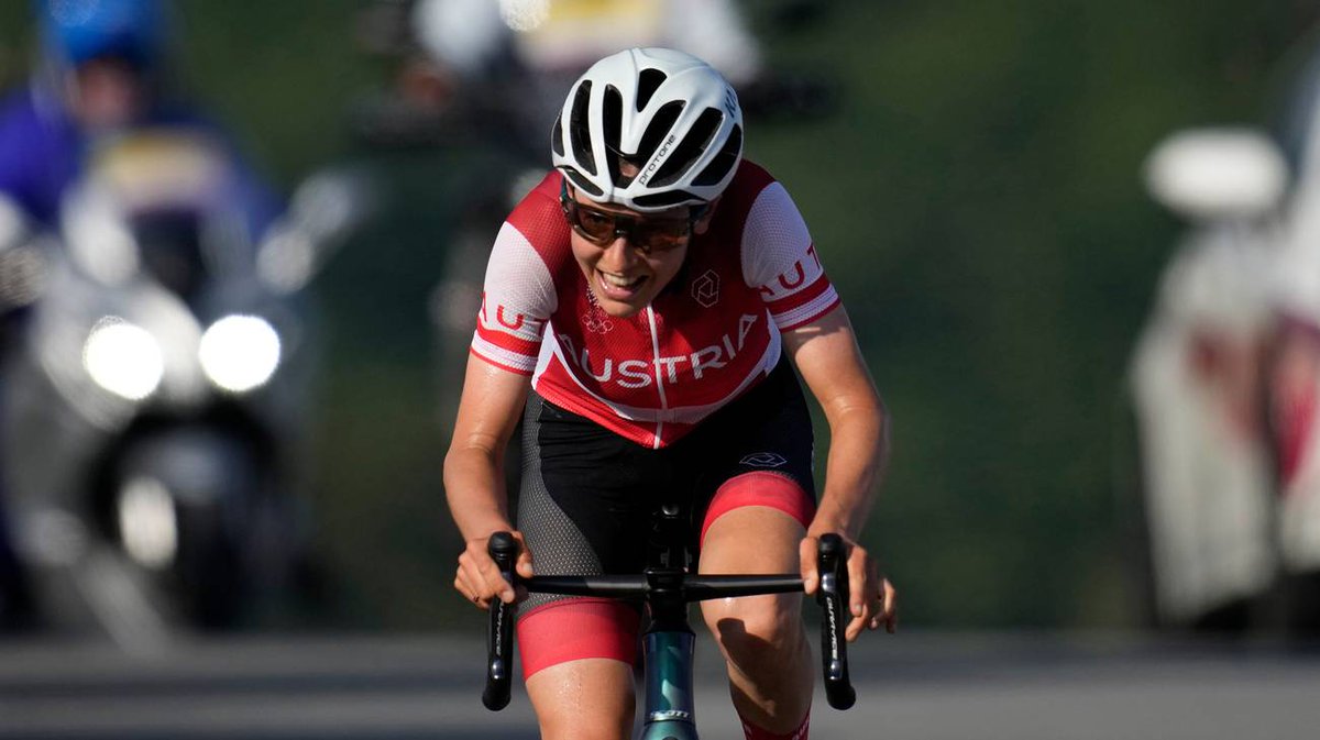 peoplepubit's tweet photo. Aveva smesso di correre da professionista da 4 anni, ha preso un dottorato, è andata in fuga alle #Olimpiadi di #Tokyo2020 e ha vinto l'oro: quella di #Kiesenhofer è una storia che @ciclismoliquido avrebbe potuto raccontare in Vie di fuga ;) Scoprilo su https://t.co/hBrotWsnAP https://t.co/B3EXINfPNX