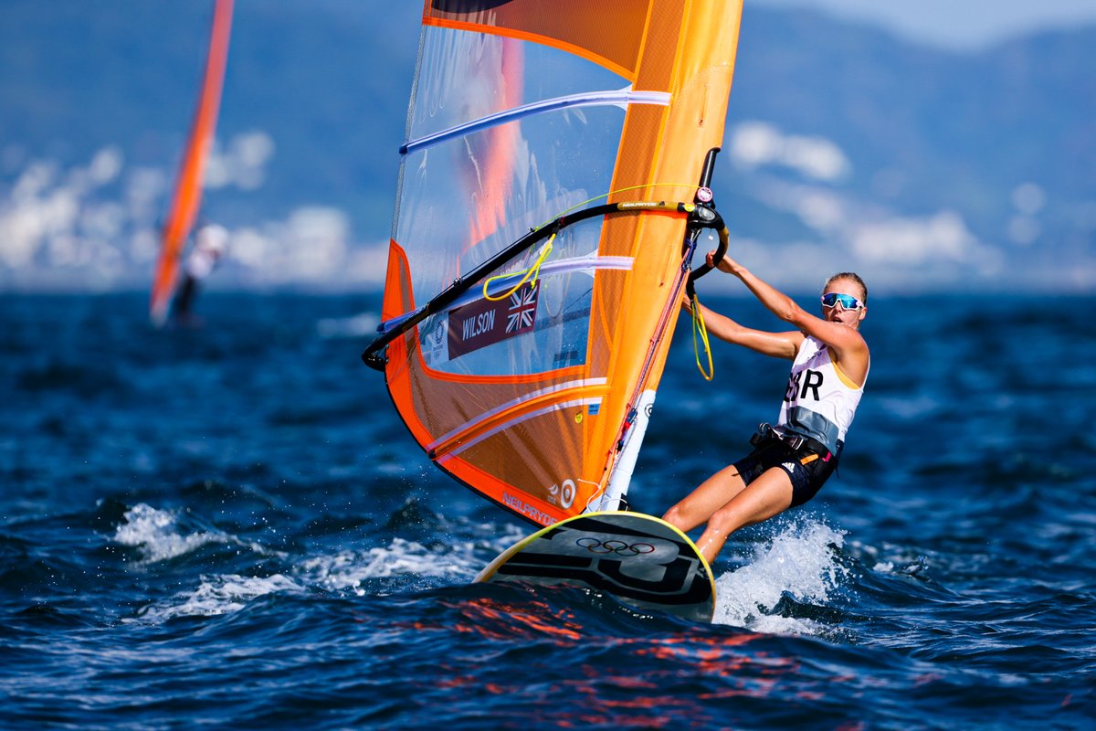 The day's racing is done as the <a href="/IntLaserClass/">ILCA</a> are sent back ashore due to light and shifty winds

<a href="/Elliot_Hanson/">Elliot Hanson</a>'s 5th in race one is where he now sits on the leaderboard

<a href="/emma_wilson961/">Emma Wilson</a> is 4th overall after a 5-2-(6) day 👍 

#TeamGB #Tokyo2020 #Olympics