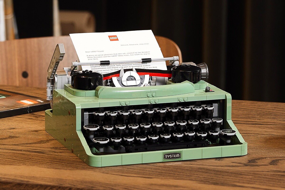 onuryuksel's tweet photo. Alınacak listesine en başa ekledim.  2079 parçadan oluşan LEGO’nun vintage daktilo sistemi. Sadece model değil aynı zamanda yaptıktan sonra yazabiliyorsun. Leziz sistem.  https://t.co/SogPBzc6gG https://t.co/v4ltcEgcmR
