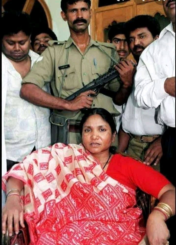 pinkiyadav7492's tweet photo. Apne saman ke liye ladna aisi veerangano se sikhiye Jay samajwad https://t.co/WkNzuAd7ks