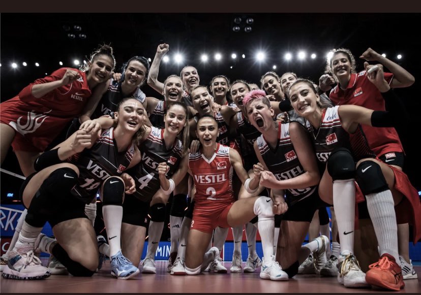 SolmazTuba's tweet photo. Şuraya Çini tokatlamış, sahada geçit vermemiş, 3-0 son olimpiyat şampiyonunu yenmiş #FileninSultanları nı bırakıyorum. Helal olsun size be kızlar 💜 🏐 #Tokyo2020 https://t.co/94LtHyFkUU