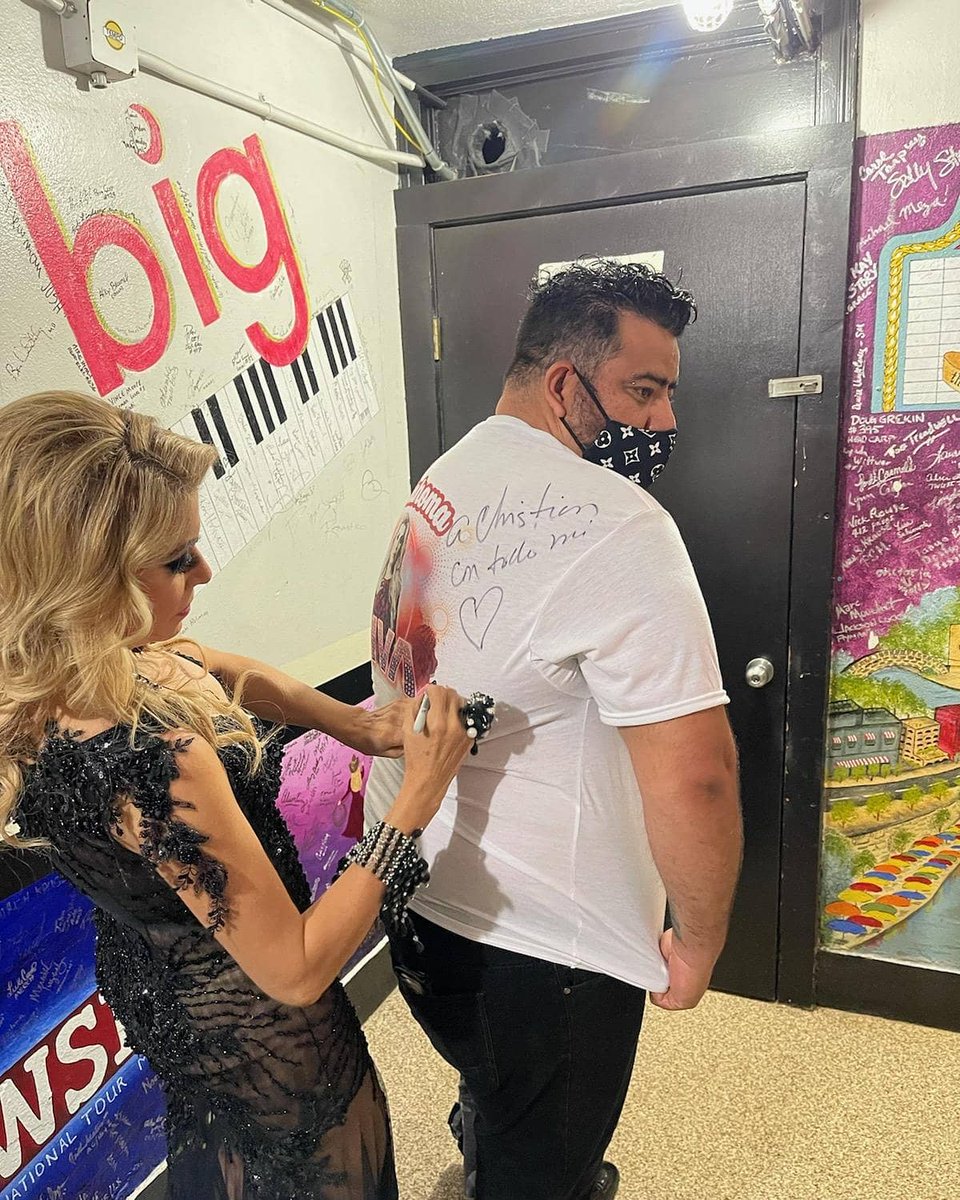 Muchas gracias por regalarme esta foto y autografiarme la playera <a href="/LaCantanteDulce/">Dulce la Cantante</a>  <a href="/DulceClubFans/">DulceLaCantante FANS</a> <a href="/DulceFansARG/">DulceFansArgentina</a> valió la pena viajar desde Oklahoma