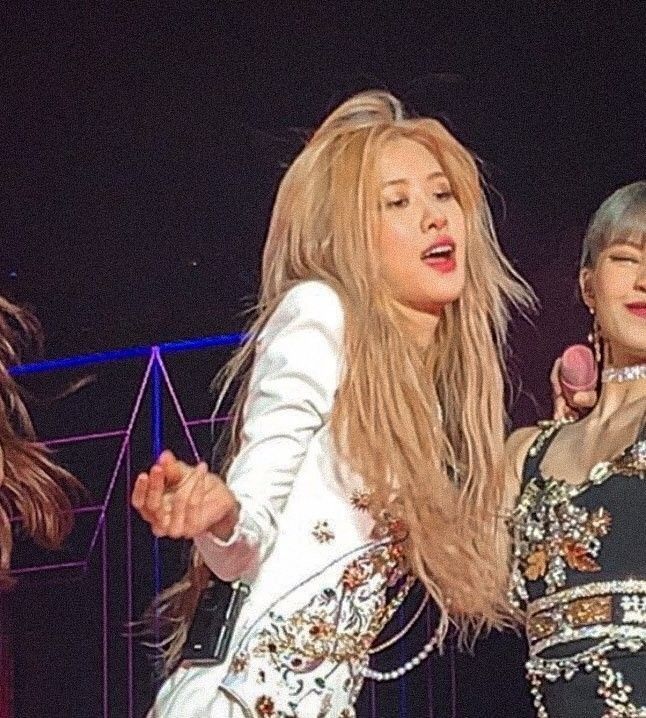 rshourly's tweet photo. shes insane..
#로제 #ROSÉ https://t.co/O5y81ctvcW