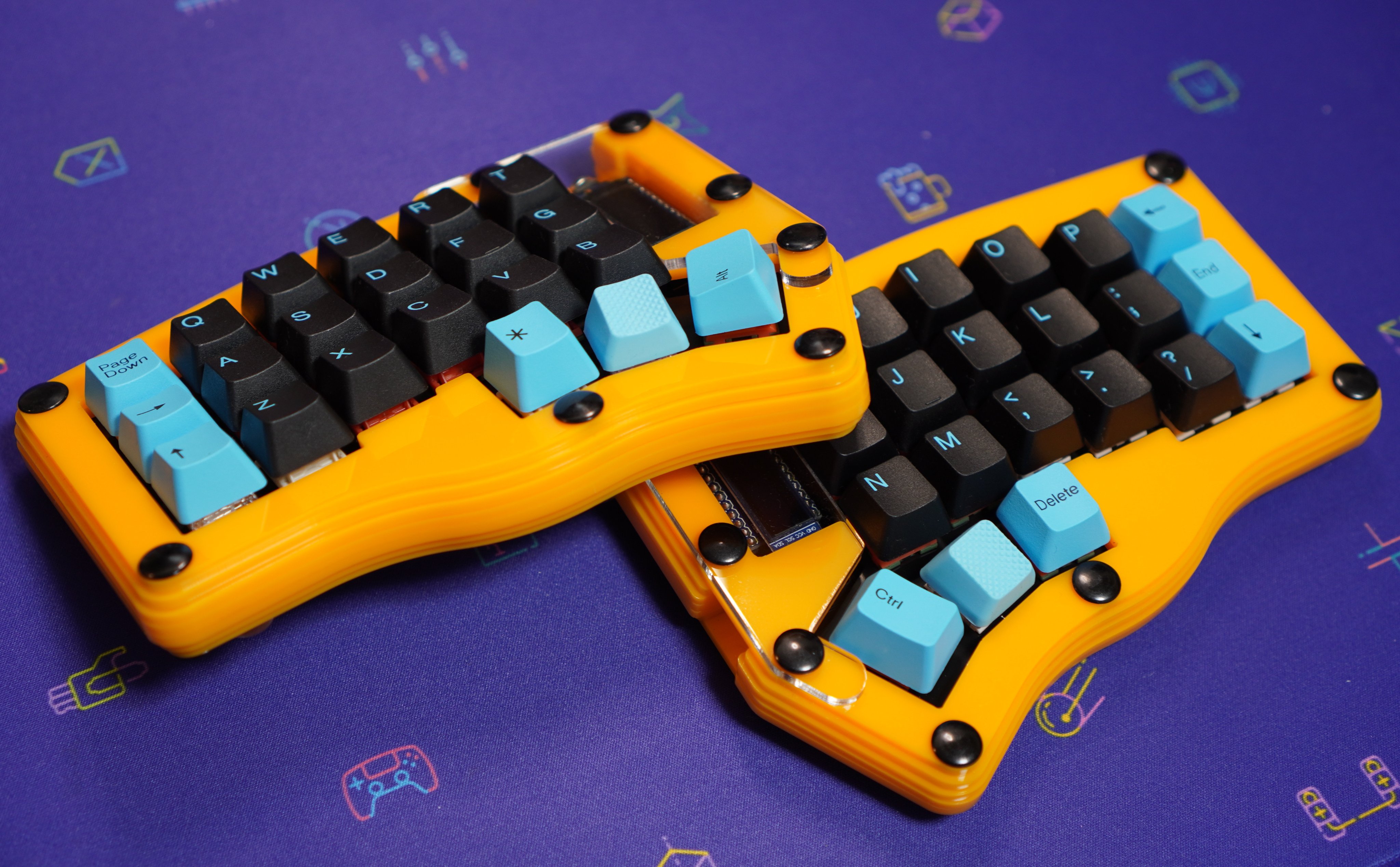 自作キーボード　corne 　蛍光イエロー　（ケース込み） 自作キーボード corne 蛍光イエロー （ケース込み） Corne v4 - Etsy 日本