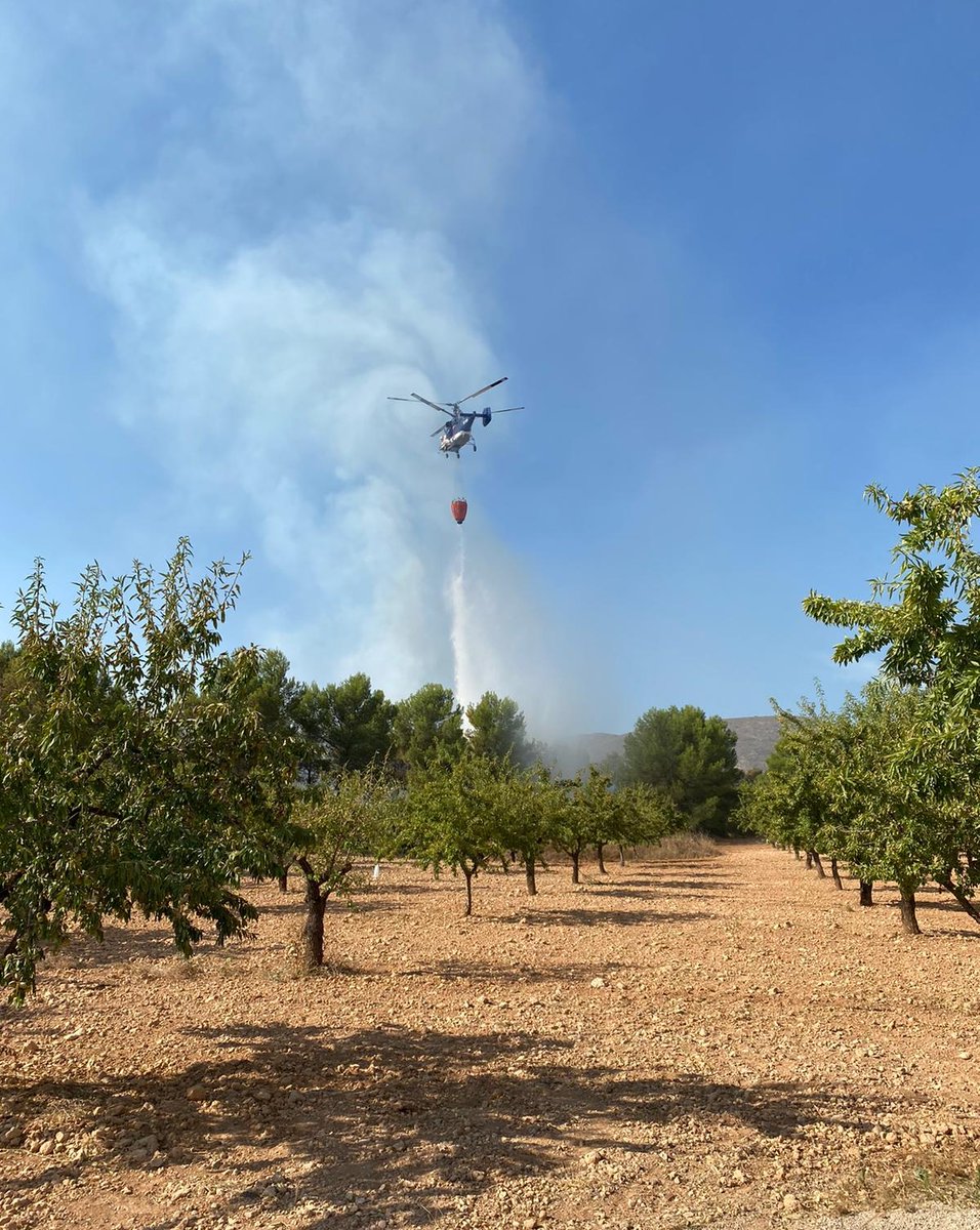 MeteoHellin's tweet photo. 🔥#IFLiétor #IFTalave - 10:18h | Continúan las labores de extinción. Kamov descargando en las inmediaciones de la Presa de San Diego. #IIFF #Albacete #meteoAB

© Antonio Morcillo https://t.co/50HvG6oYPs