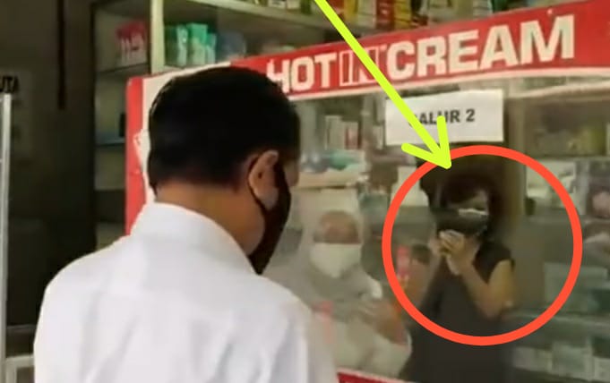 KRMTRoySuryo2's tweet photo. Ada yg tanya, "Siapa" yg memideo dari dalam Apotik Bogor kemarin?
Jadi "mbak baju hitam" itulah yg sdh mideo sejak Awal, pas Presiden datang, mau masuk dari samping &amp; akhirnya berkomunikasi di Jalur 2.
Sekedar saran, Next agak "ngumpet" lagi,
biar tidak "bocor" di Kamera2 yg lain https://t.co/Zmxclk9bCM