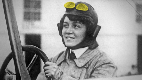 ErnstvAll's tweet photo. Amelie Melli #Beese wird 1911 die erste Pilotin Deutschlands. Nur durch ihre Hartnäckigkeit erreicht sie, was Frauen damals verwehrt blieb: Fliegen lernen. Die Fliegerei ist nicht nur ihre Leidenschaft - sie wird ihr auch zum Verhängnis.
https://t.co/HNJT9MkuZ3 https://t.co/WdOjDTqep1