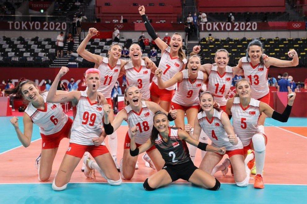 Vur şanlı silahınla gönül mülkü düzelsin;
Sen öldürüyorken de vururken de güzelsin!
❤️🇹🇷#FileninSultanları