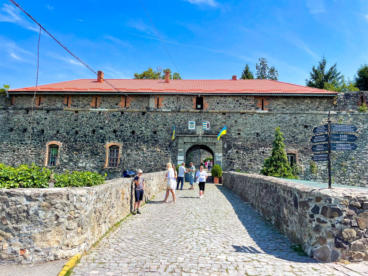 ট ইট র Noriko海外ノマド セルビア ウジホロド城に来ました 頑丈な壁で囲まれた城はとてもかっこいいです 城の内部は博物館になっており 豊富な展示物がある他 ワインの試飲場 レストラン 地下に存在する拷問器具博物館もあり楽しむことができました