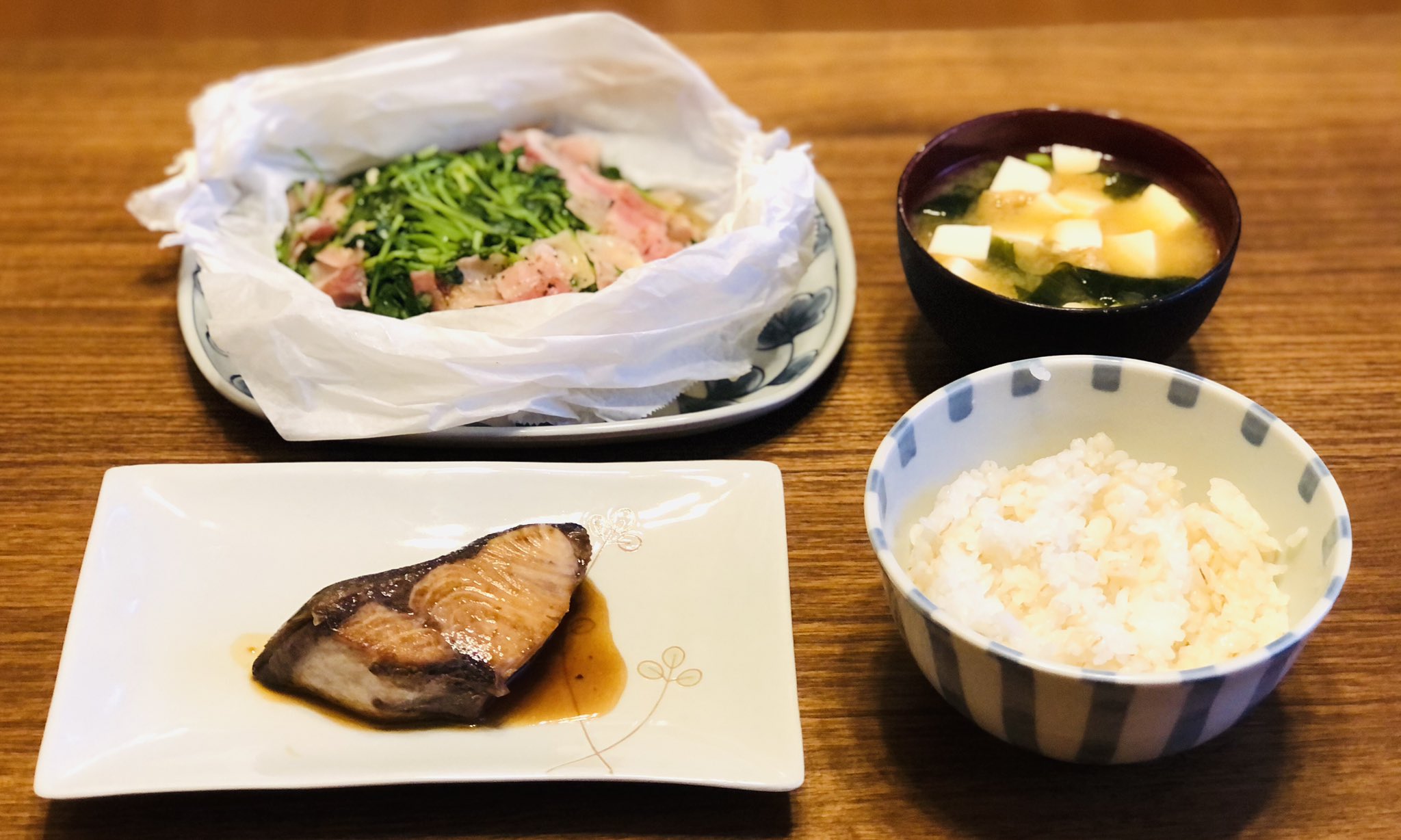Taka大佐 Gp02完成 本日の晩飯当番 連日作ってるのでネタも尽きてきて 頭も働かず スーパー徘徊しながら メニュー検討 鰤の照り焼き 豆苗えのきベーコン 豆腐とわかめの味噌汁 ぶりが安かったので 和食系でさっぱりと モデラー料理部 今日の