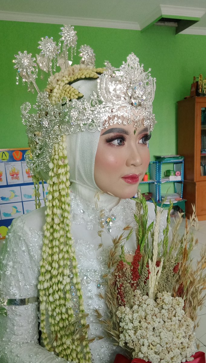 sylvannyyf's tweet photo. @ohmybeautybank cita2 nikah pake siger, akhirnya kesampaian juga. https://t.co/GV7qQcDipz