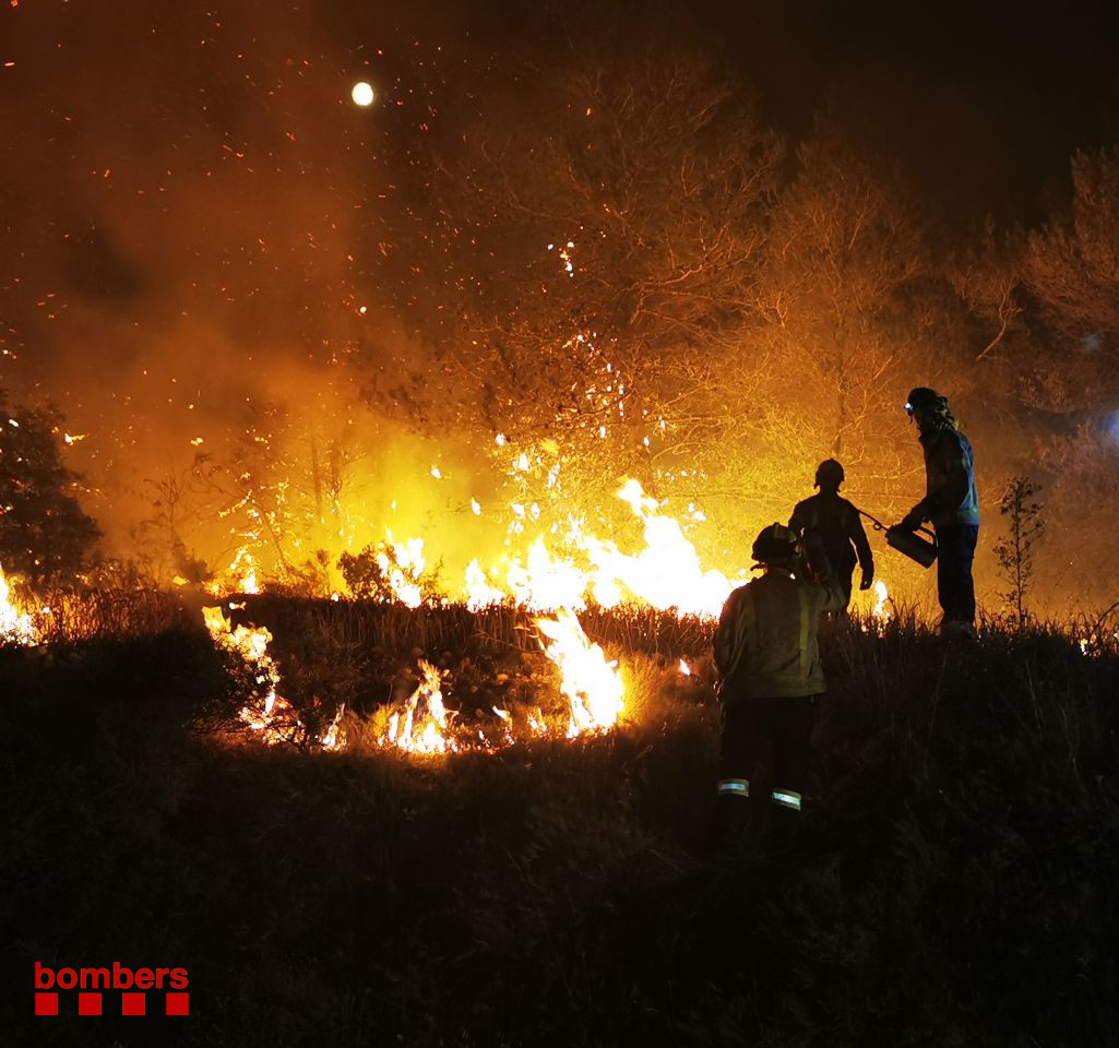 ANC_Bombers's tweet image. Si necessites militars per apagar incendis és que et sobren militars i et manquen bombers.