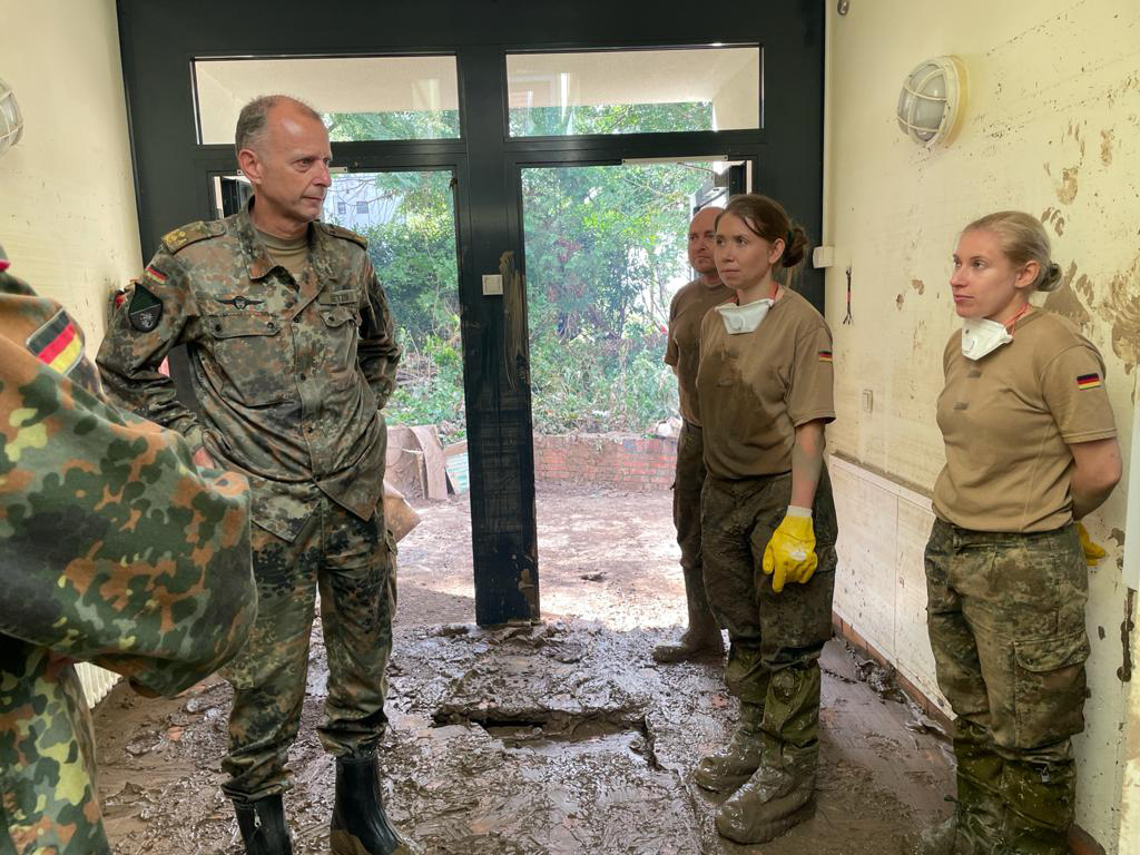 cirbw's tweet photo. Ob Hitze☀️ oder Regenwetter🌧️ - die #Bundeswehr hilft solange wir gebraucht werden. Wir sind weiter #FürEuchGemeinsamStark! Seit 1,5 Wochen befinden sich Truppenteile aus dem #CIRBw in den #Katastrophe|nregionen in #NRW &amp; #RLP. StvInspCIR ist vor Ort. Es folgen #Lageupdate|s. https://t.co/mBfQhwBMWy