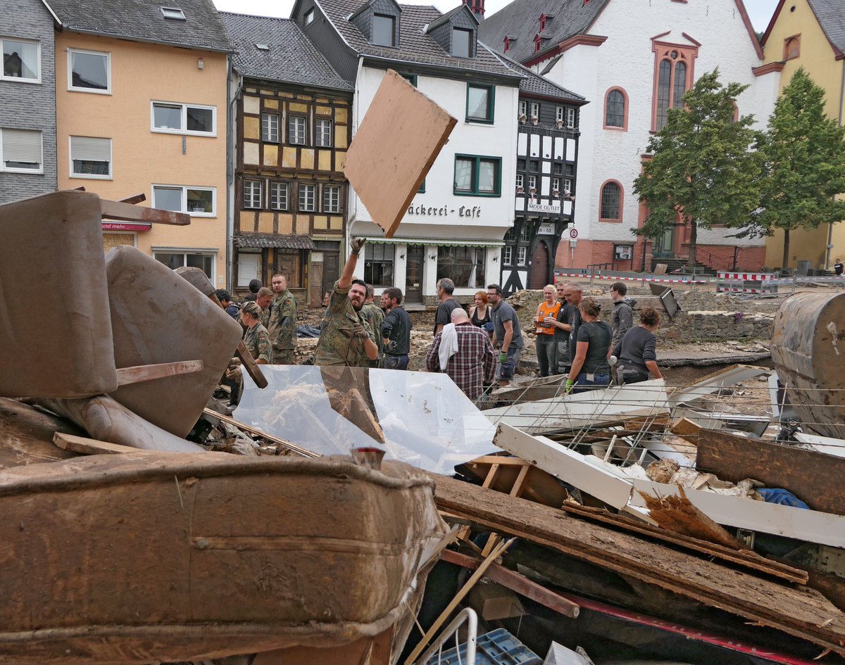 cirbw's tweet photo. Ob Hitze☀️ oder Regenwetter🌧️ - die #Bundeswehr hilft solange wir gebraucht werden. Wir sind weiter #FürEuchGemeinsamStark! Seit 1,5 Wochen befinden sich Truppenteile aus dem #CIRBw in den #Katastrophe|nregionen in #NRW &amp; #RLP. StvInspCIR ist vor Ort. Es folgen #Lageupdate|s. https://t.co/mBfQhwBMWy