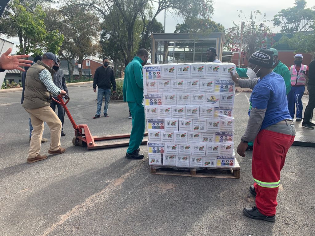 Volunteers offload boxes of highly nutritious and tasty <a href="/Nutriwell_SA/">NUTRIWELL AFRICA®</a> meals. In addition to visiting various communities around #KZN yesterday, the team also visited old age homes and children care centres that had reached out via social media. - With <a href="/SZDTrust_/">Sihle Zikalala Development Trust</a>  #MotiCares