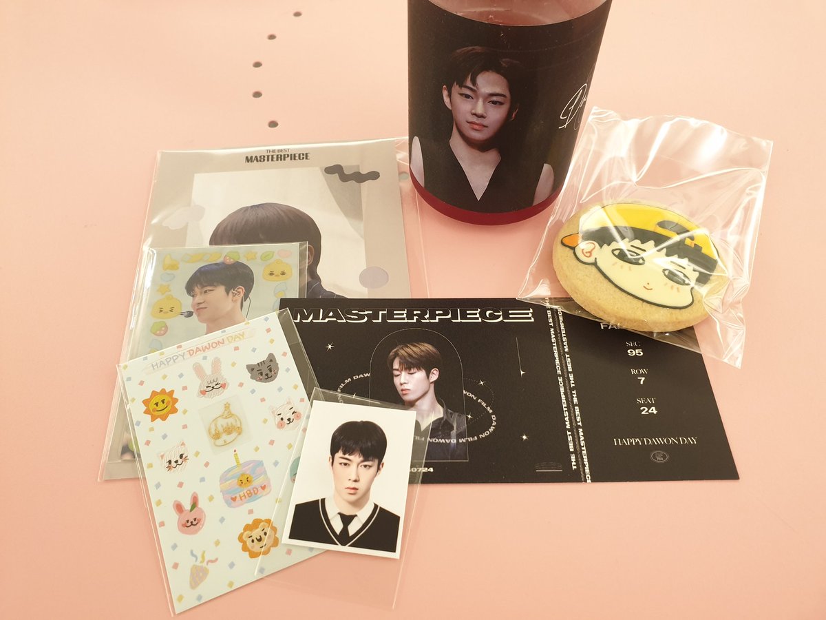 everlight_1123's tweet photo. 일 끝내고 부랴부랴 달려간 유일한 당카! 사진도 정말 예쁘고 특전들도 너어어어무 예뻐요! 욕심 내려놓고 봐도 다 예쁜ㅠ 다어니 위해서 정말 공들여 준비하신 것 같아 저도 덩달아 마음이 몽글몽글🥺💛 예쁜 당카 준비해주셔서 감사해요(ღ'ᴗ'ღ) 
#모든장면의_다원이와_함께해
#The_Best_Masterpiece https://t.co/xsX5InswoQ