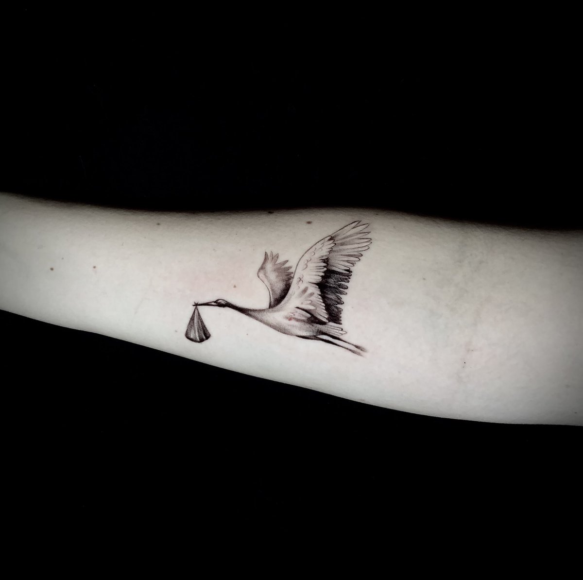 chelltattoo's tweet photo. Cigüeñas para una amiga representando la llegada de su bella hija ❤️ mi instagram @chelltattoo #tattoo #madrid #AmloLiderMundial #esp #smalltattoo #chelltattoo #ink https://t.co/PcOUGMIHZ2