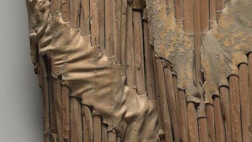 Symmach_'s tweet photo. This #ShieldSunday we present this phenomenal Parthian shield found in Dura-Europos!

Made from sticks bound together with strips of leather in V-shape patterns, it dates to between the 4th century BCE and 3rd century CE. 

#Classics #Art #War #Archaeology #Parthian https://t.co/fvw7rEaqa4