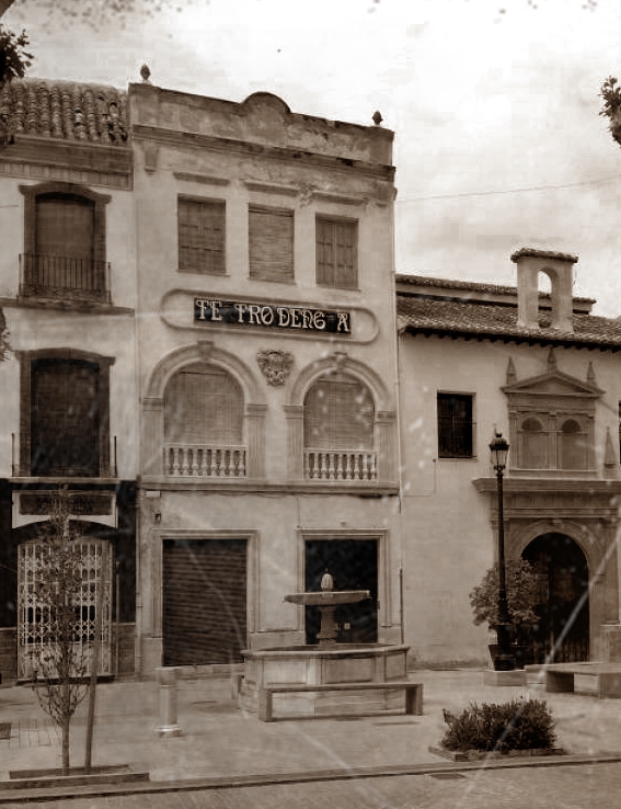 AntFcoMartinez's tweet photo. La leyenda del Teatro Dengra de #Baza 
"Y desde entonces siempre han permanecido en la parte superior de la fachada del Teatro Dengra, siempre. Ni la Guerra Civil, ni el abandono del edificio durante épocas, ni nada ni nadie ha podido quitarlos de ahí"
https://t.co/us7Kt19Yte https://t.co/wktvb3UfT0